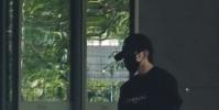蔡徐坤上海低調出行依舊難擋帥氣