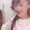 演員梁小冰在網上曬出一段做飯的視頻妝容精致笑容甜美