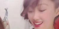 演員梁小冰在網上曬出一段做飯的視頻妝容精致笑容甜美