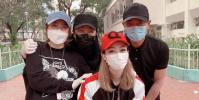 年港姐選舉冠軍李珊珊在微博分享了自己與鄭秀文 古天樂 甘比一起前往社區做義工的合照