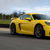 觀看保時捷Cayman GT4在賽道上擊敗992保時捷911