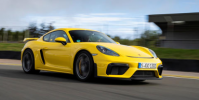 觀看保時捷Cayman GT4在賽道上擊敗992保時捷911