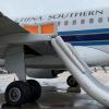 尷尬 女子首次坐飛機誤開應急艙門被拘