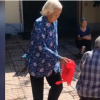 白發奶奶步履蹣跚玩丟手絹