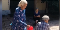 白發奶奶步履蹣跚玩丟手絹