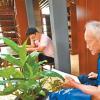 村民正在小鎮書屋內看書