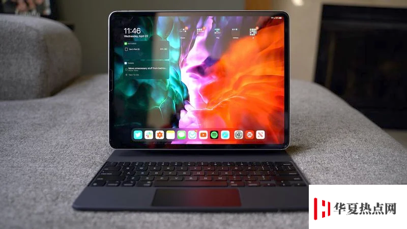 如何在已連接外接鍵盤的 iPad 上激活虛擬鍵盤？