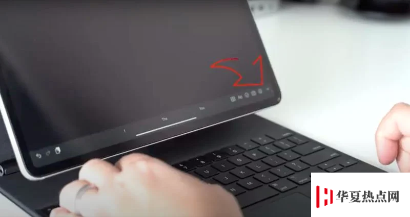 如何在已連接外接鍵盤的 iPad 上激活虛擬鍵盤？