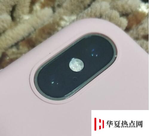 iPhone XS后置攝像頭上面的小孔是干嘛的？
