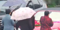 大爺大媽國慶組團攔婚車要紅包不給不讓走