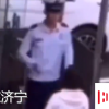 消防員執勤時敬禮婉拒母親擁抱 換崗后立即朝父母飛奔而去