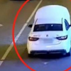 車輛發生故障女司機開著引擎蓋盲開半小時