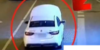 車輛發生故障女司機開著引擎蓋盲開半小時