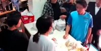外賣員等餐崩潰砸東西遭店家毆打