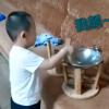 3歲萌娃模擬炒菜熟練顛勺