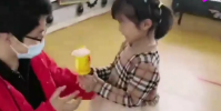 幼兒園一男老師獲最佳梳頭獎