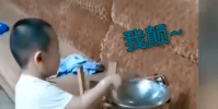 3歲萌娃模擬炒菜熟練顛勺
