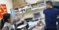 男子沖進圖文店拿電腦猛砸老板娘
