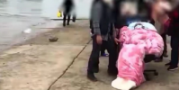 肺癌晚期男子被背進長江浸泡治病