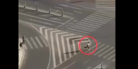 女孩每天一路狂奔踩點上班老板同事為拍她狂奔特意提前上班
