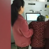 老人被抱起激活社保卡銀行致歉