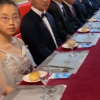 校領導穿正裝給108名學生端牛排鼓勵表現優異的學生