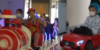醫院讓孩子坐小火車排隊看病