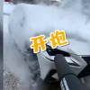 物業用鼓風機幫業主吹走車上積雪