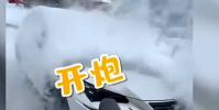物業用鼓風機幫業主吹走車上積雪
