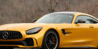 梅賽德斯AMGGT在飆車比賽中面臨可怕的BMWX3M競賽
