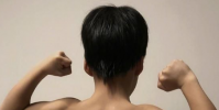 謝楠曬大兒子手臂線條
