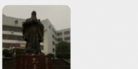 孔子像前被擺上健胃消食片