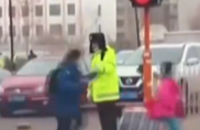 交警護送學生過馬路挨個擊掌