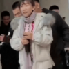 學生回應保鏢式護送老師下樓