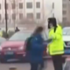交警護送學生過馬路挨個擊掌