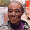 大叔嫌麻煩屋內燒床墊熏成張飛