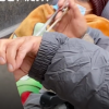 老人帶癱瘓妻子曬太陽拉琴伴奏