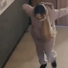 女孩被老師表揚后開心到起飛