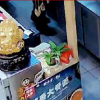 大爺進店討飯還挑食刁難店主
