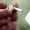 松下制造了一種特殊工具用于將丟失的AirPods從火車軌道上吸走