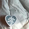 武漢女子網購羽絨服上有喪事臂章