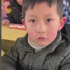 留守兒童把發的零食留給妹妹