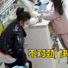 老頭帶舞獅隊挨家挨戶找商鋪要錢