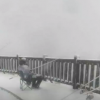 大連一男子頂著大雪釣魚