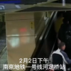 令人心疼小伙打兩份工站著睡著摔倒受傷 背后詳情始末曝光