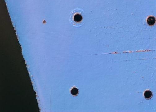 在玻璃中爆破微小的隕石坑 創造材料以使電信設備小型化