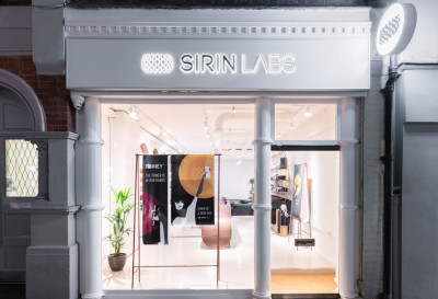 在Sirin Labs內部的第一個區塊鏈智能手機零售店