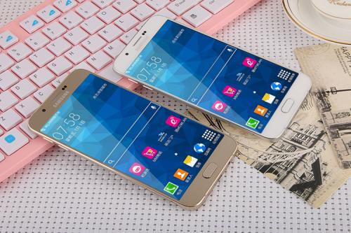 三星的Galaxy A80是一款帶有旋轉三合一相機的自動無槽滑塊