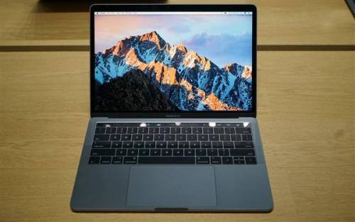 使用者發現新的MacBook Pro 在播出聲音時會發出「爆裂」的聲音