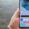 Galaxy S20 FE的正面采用了一塊平面的挖孔全面屏設計